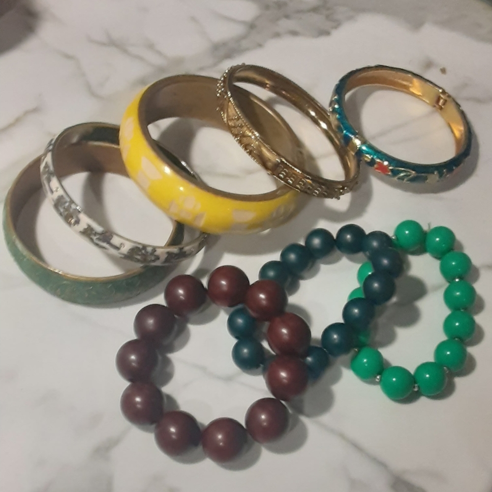 Grouping of 8 Vintage Costume Jewelry Bracelets